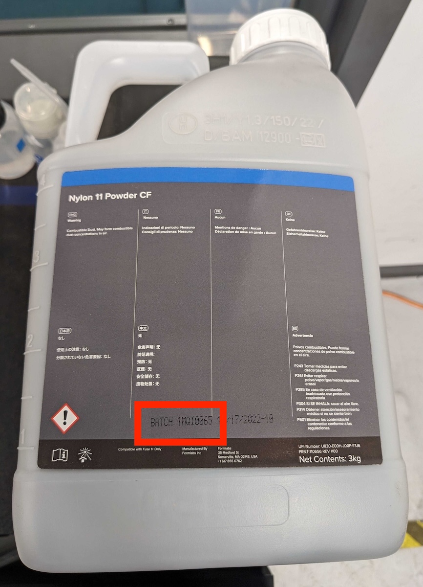 Приклад розташування номера партії (lot) на каністрі SLS-порошку Formlabs
