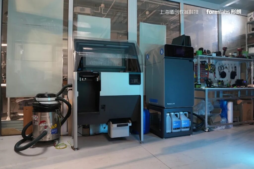 Formlabs Fuse 1+ 30W і станція Fuse Sift на виробництві Xichuang: закрита система з фільтрацією, придатна для роботи в приміщенні. Зображення: Formlabs / Shanghai Xichuang Education Technology.