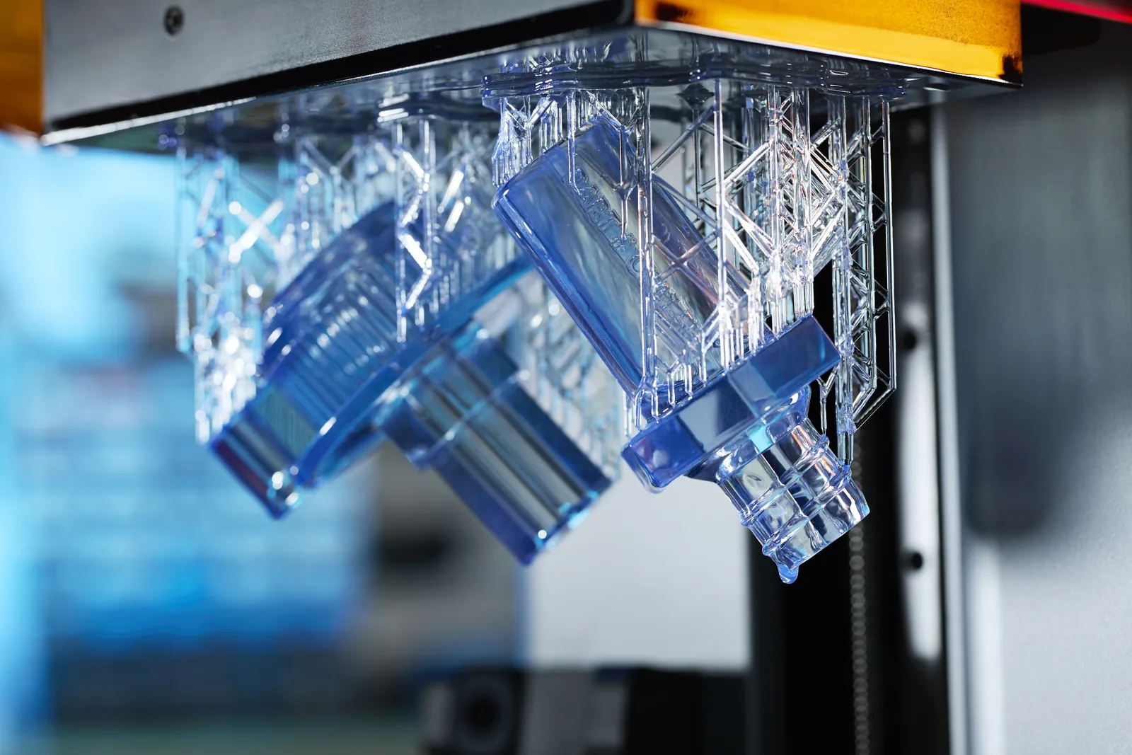 Деталі з Clear Resin одразу після зняття з платформи